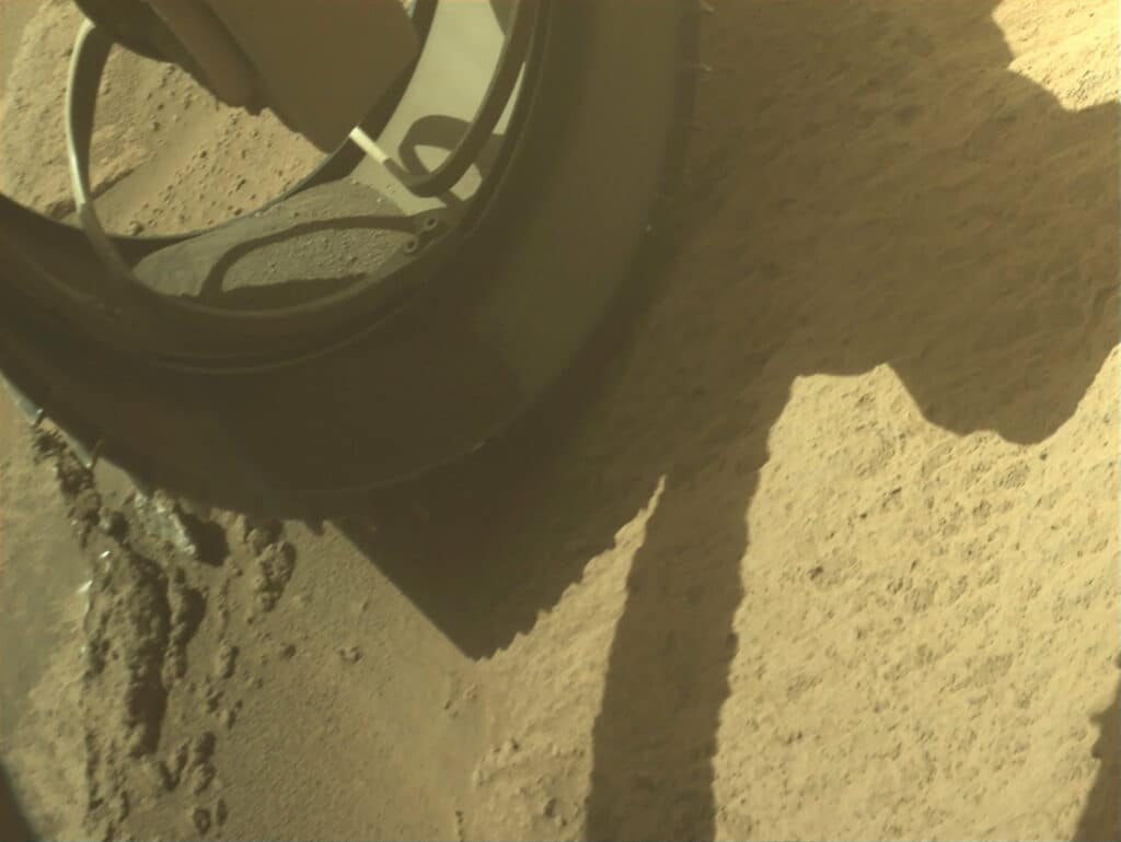 Image of the wheel on the Mars rover Perseverance without the rock.