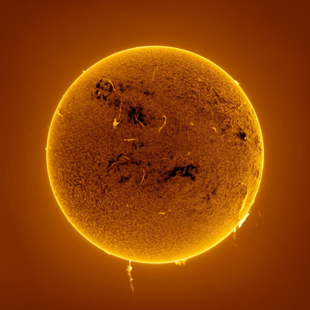 Image of 200,000 km high wall of Sun plasma taken on February 18, 2024 by Argentinian Eduardo Schaberger Poupeau.