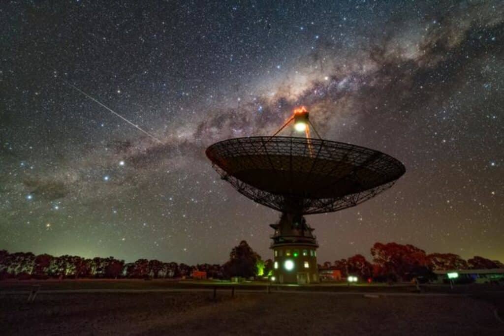 Murriyang, CSIRO’s Parkes radio telescope beneath the Milky Way